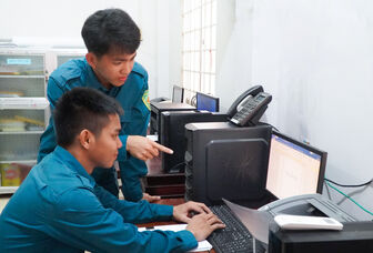 Sau giờ trực là ra đồng