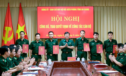 Bộ đội Biên phòng tỉnh An Giang trao quyết định về công tác cán bộ