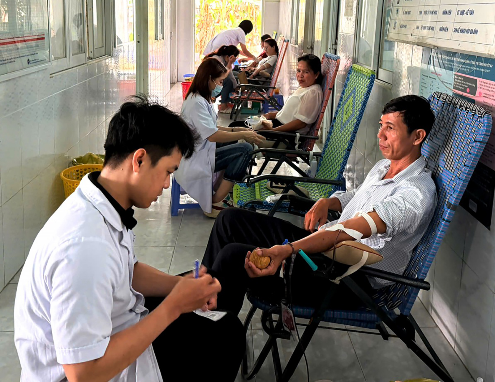 Tiếp nhận 77 đơn vị máu của tình nguyện viên xã Cô Tô