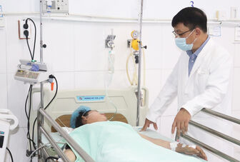 Cấp cứu thành công cho nữ công nhân bị chấn thương cột sống nặng tại Phú Quốc