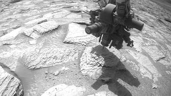 Robot săn sự sống NASA bất ngờ bị “níu tay” trên Sao Hỏa