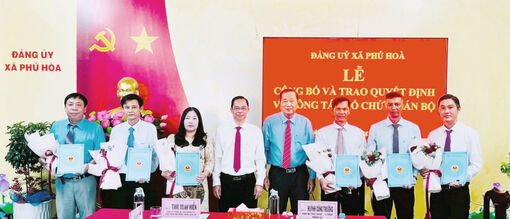 Đảng ủy xã Phú Hòa trao quyết định về công tác cán bộ