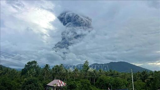 Núi lửa Dukono phun trào tại Indonesia, 20 người mất tích