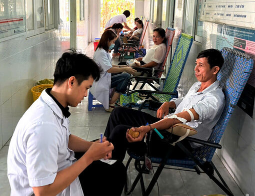 Tiếp nhận 77 đơn vị máu của tình nguyện viên xã Cô Tô