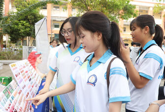 Gần 400 học sinh tham gia chương trình trải nghiệm hướng nghiệp