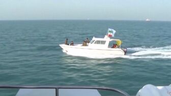 Mỹ chặn 2 tàu chở dầu tiến vào cảng Iran.