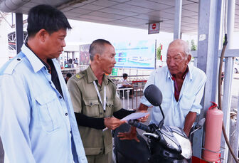Những vòng xe mưu sinh nơi bến tàu