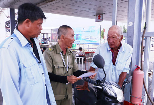 Những vòng xe mưu sinh nơi bến tàu