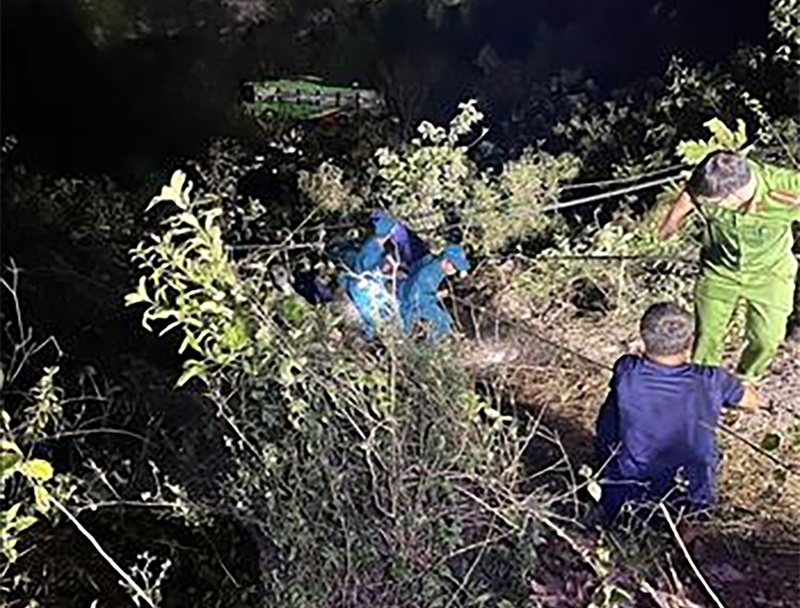 Xe khách lao xuống vực sâu trên đèo An Khê khiến 1 người tử vong, nhiều người bị thương