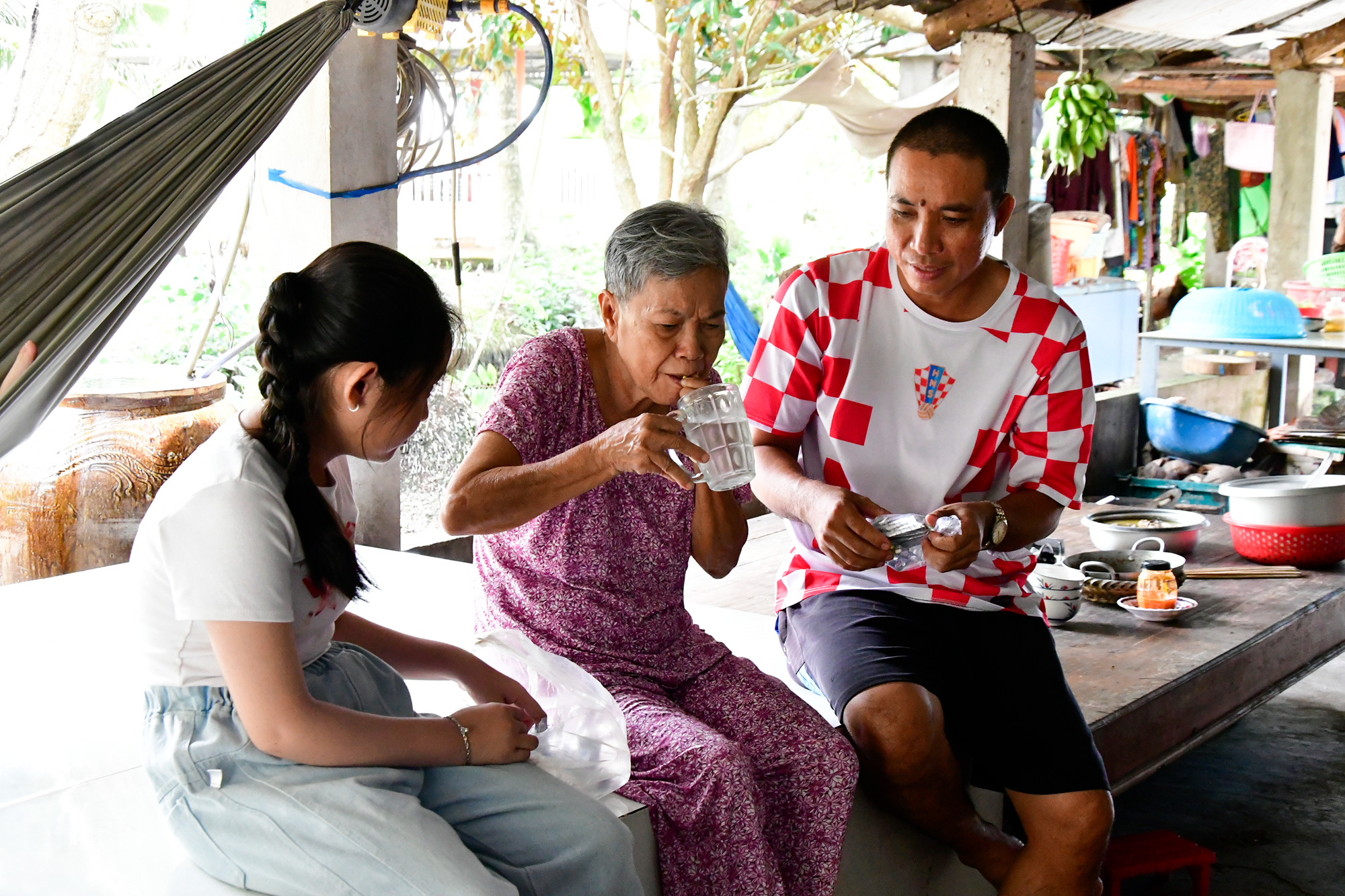 Ngóng con dưới mái nhà quê