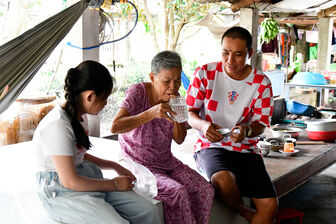 Ngóng con dưới mái nhà quê