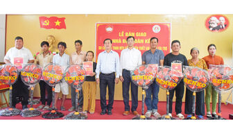 Bàn giao 11 căn nhà đại đoàn kết cho người dân xã Vĩnh Phong