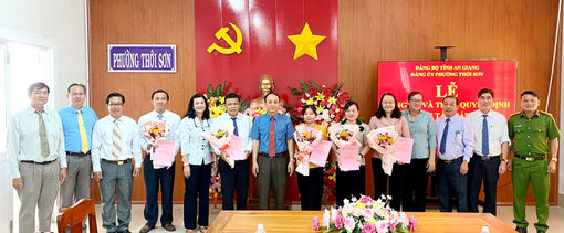 Đảng ủy phường Thới Sơn trao quyết định công tác cán bộ