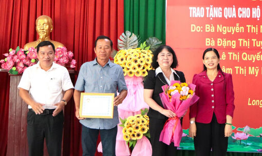 Trao 200 phần quà cho người dân xã Long Kiến
