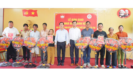 Bàn giao 11 căn nhà đại đoàn kết cho người dân xã Vĩnh Phong