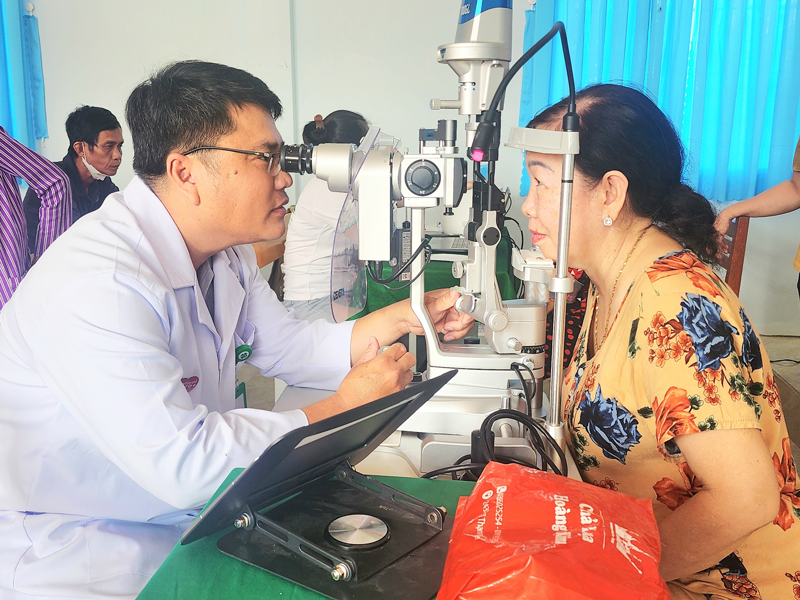 Gần 300 người dân xã Tân Hiệp được khám, cấp thuốc miễn phí các bệnh lý về mắt