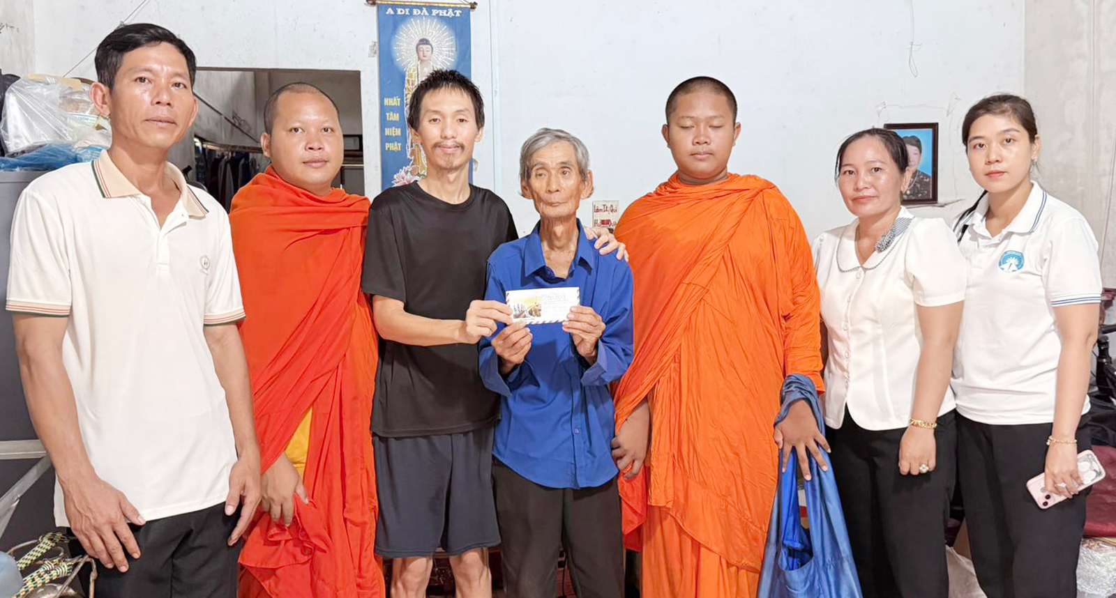 Hội Đoàn kết sư sãi yêu nước tỉnh An Giang trao hỗ trợ cho hộ có hoàn cảnh khó khăn xã Định Hòa