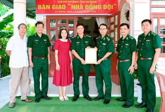 Bộ đội Biên phòng tỉnh An Giang bàn giao 7 căn nhà Đồng đội