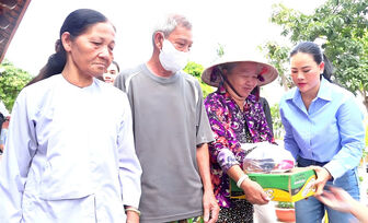 Tặng 250 phần quà cho người dân phường Tịnh Biên