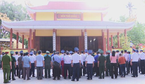 Đoàn công tác khảo sát biển, đảo Tây Nam dâng hương tưởng niệm tại Đền Thổ Châu