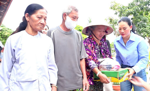 Tặng 250 phần quà cho người dân phường Tịnh Biên