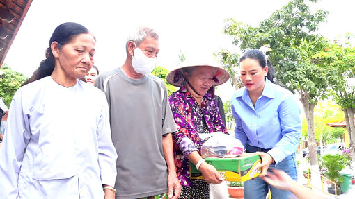 Tặng 250 phần quà cho người dân phường Tịnh Biên