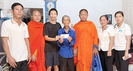 Hội Đoàn kết sư sãi yêu nước tỉnh An Giang trao hỗ trợ cho hộ có hoàn cảnh khó khăn xã Định Hòa