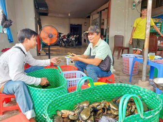 Cua biển giá cao, hút hàng