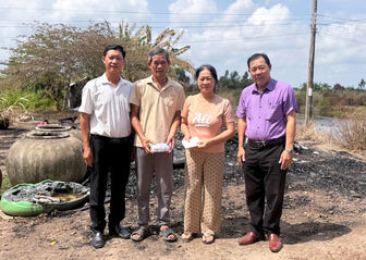 Sau hỏa hoạn chỉ còn tro tàn