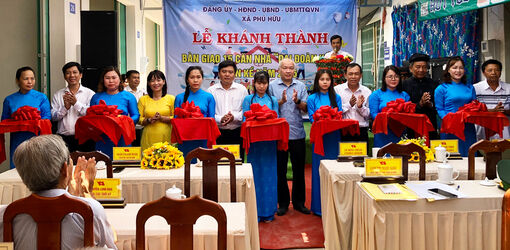 Xã Phú Hữu bàn giao 15 căn nhà đại đoàn kết liền kề