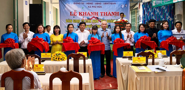 Xã Phú Hữu bàn giao 15 căn nhà đại đoàn kết liền kề