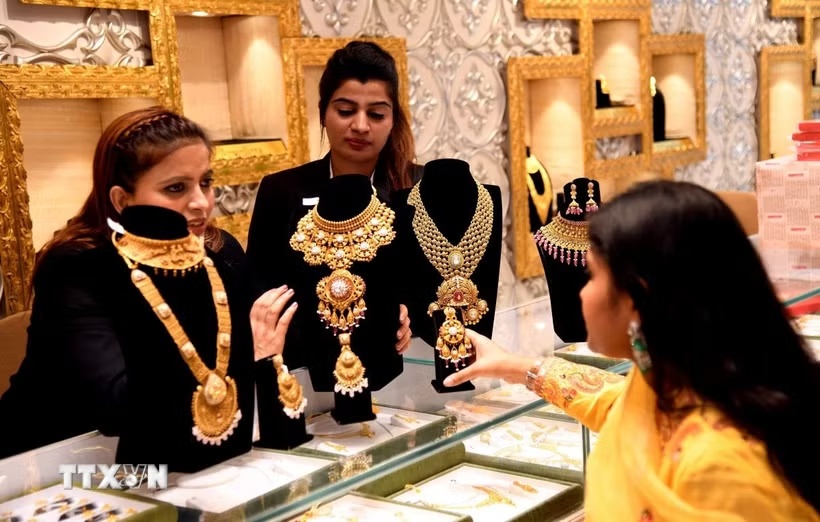 Các cặp đôi Ấn Độ “đổ xô” mua vàng Dubai trước mùa cưới