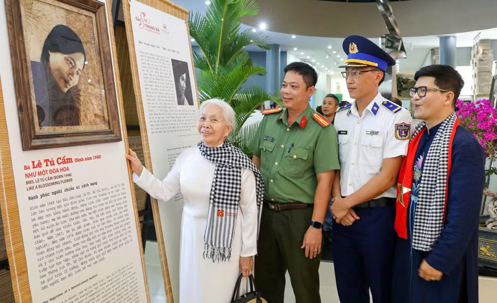 Triển lãm “Sen trong đá” ở Côn Đảo thu hút đông đảo người dân và du khách