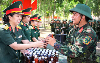 “Bát nước thao trường” tiếp thêm động lực cho chiến sĩ mới