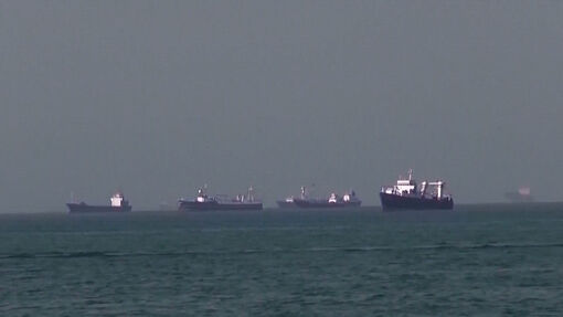 Hơn 30 tàu hàng lưu thông qua eo biển Hormuz