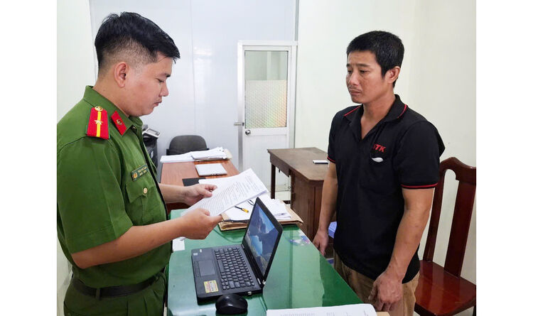 Khởi tố bị can trộm cắp giầy tại công ty
