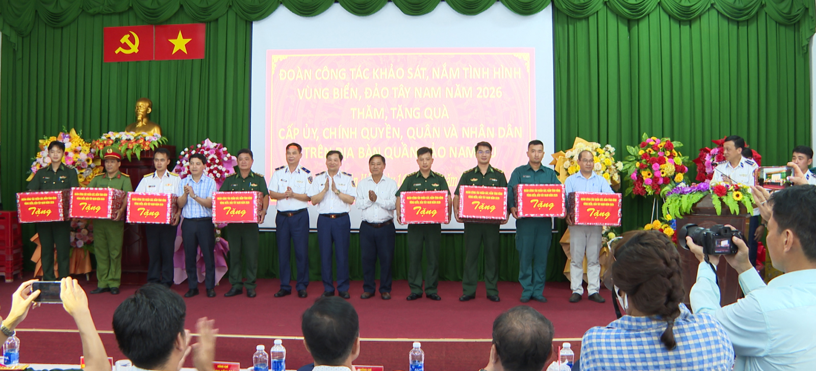 Cảnh sát biển Việt Nam thăm, tặng quà quân và dân Tiểu khu An Sơn