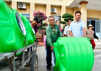 Trao bồn nước, máy lọc nước cho người dân xã Đông Thái