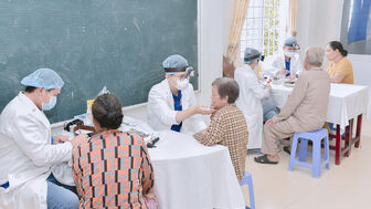 Khám bệnh, phát thuốc miễn phí và tặng quà cho người dân xã Vĩnh Điều