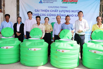 Trao bồn chứa nước cho người dân vùng hạn mặn xã Kiên Lương