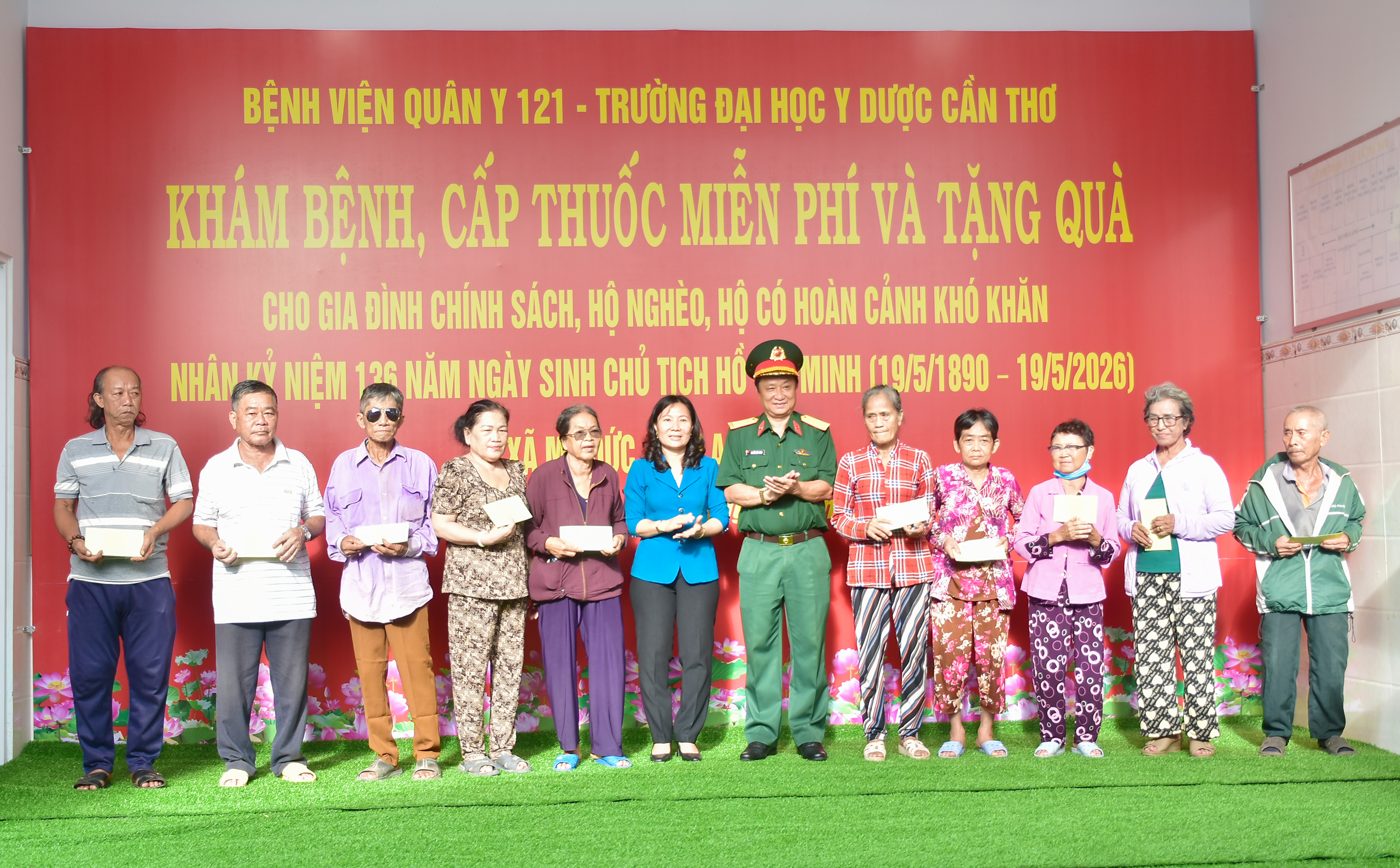 Khám bệnh, cấp thuốc miễn phí, tặng quà cho người dân xã Mỹ Đức