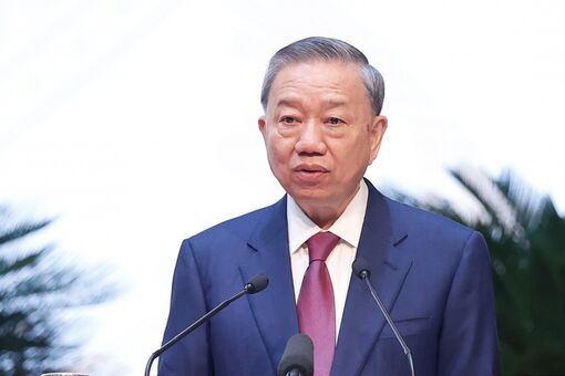 Ánh sáng Hồ Chí Minh soi đường cho chúng ta đi