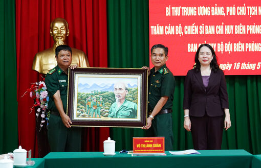 Phó Chủ tịch nước Võ Thị Ánh Xuân thăm cán bộ, chiến sỹ Ban Chỉ huy biên phòng Cửa khẩu cảng Dương Đông