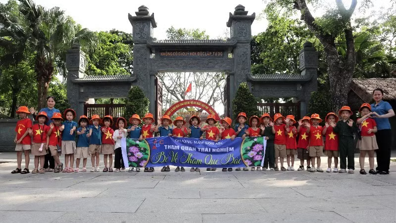 [Ảnh] Dòng người về thăm quê hương Chủ tịch Hồ Chí Minh
