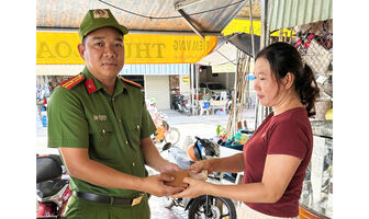 Công an xã Định Mỹ trả lại tài sản cho người đánh rơi