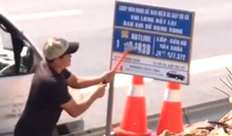 Quảng Trị: Xử phạt đối tượng cạo nội dung ở biển báo thông tin cứu hộ trên cao tốc