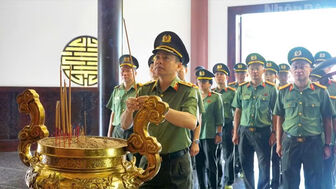 Viếng Mộ Cụ Phó bảng Nguyễn Sinh Sắc và trao học bổng