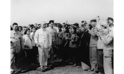 Ánh sáng Hồ Chí Minh soi đường cho chúng ta đi