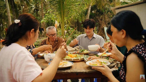 Chàng trai khiến nhiều người "bụng réo" lúc nửa đêm với các clip món ngon miền Tây