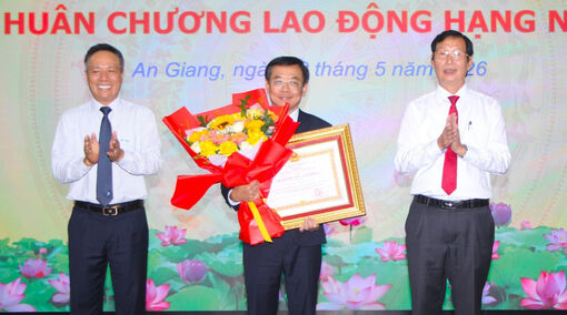 Giám đốc VNPT An Giang Trần Thái Tuyên đón nhận Huân chương Lao động hạng nhì